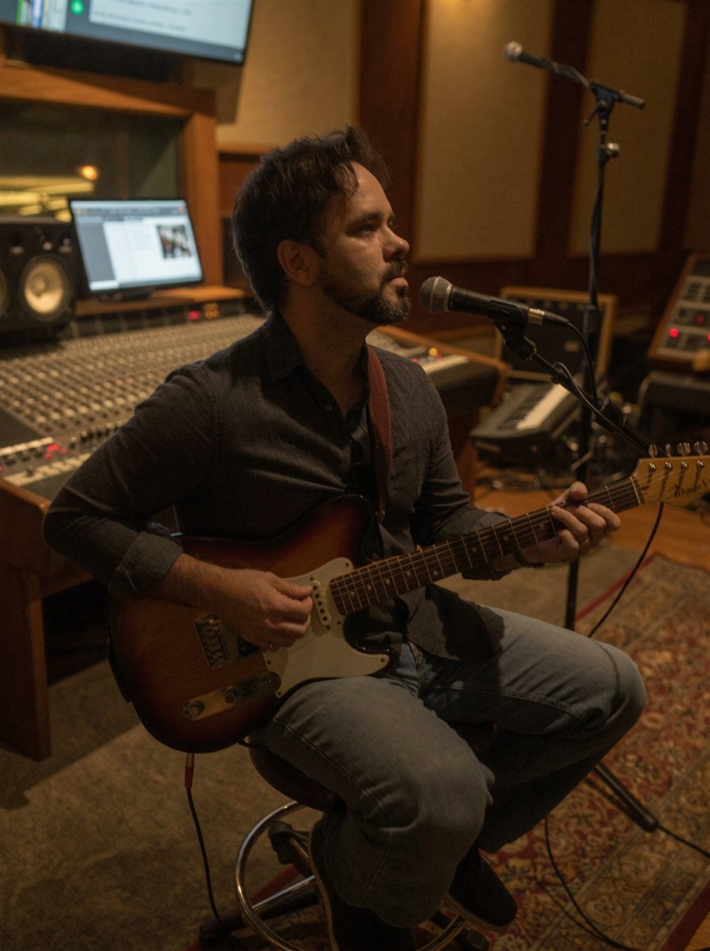 Jorge Ferrara gravando com guitarra no estúdio
