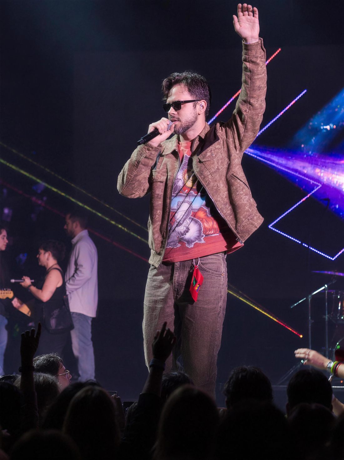 Jorge Ferrara cantando ao vivo no palco